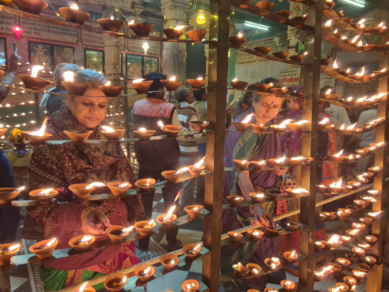 कृतिका दीपोत्सव : रंगनाथ मंदिर में जलाए गए 21 हजार दीपक